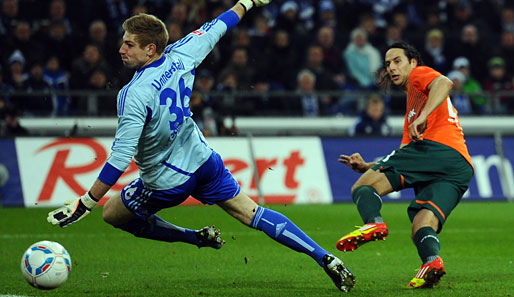 Bremens Claudio Pizarro (r.) scheitert am 17. Spieltag an Schalke-Keeper Lars Unnerstall. Innerhalb der Hinrunde überzeut er aber mit zwölf Toren und sieben Vorlagen