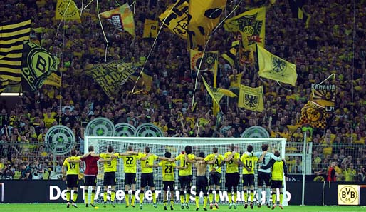 Die Saison 2011/2012 wird mit dem Spiel Borussia Dortmund gegen den Hamburger SV eröffnet: 3:1 gewinnt der BVB
