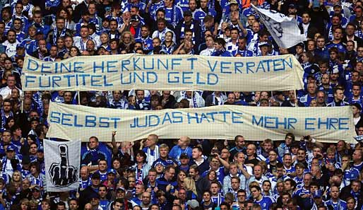 "Selbst Judas hatte mehr Ehre" - mit diesen Worten wird Manuel Neuer am sechsten Spieltag auf Schalke begrüßt. Der Ex-Kapitän spielt seit dieser Saison für den FC Bayern