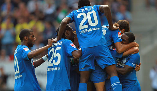 Jubeltraube in Blau: Salihovic (verdeckt) brachte Hoffenheim durch einen perfekten Freistoß ins linke Eck in Führung