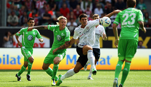 Wolfsburg - FC Bayern 0:1: Wölfe gegen Bazis! Sieht nicht gerade elegant aus, wie Gomez (Mitte) hier dem Spielgerät hinterher läuft