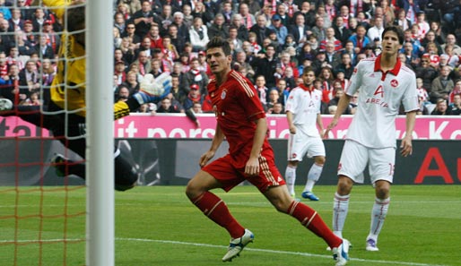 FC Bayern - Nürnberg 4:0: Mario Gomez (M.) erzielt per Kopf die frühe Führung für die Bayern