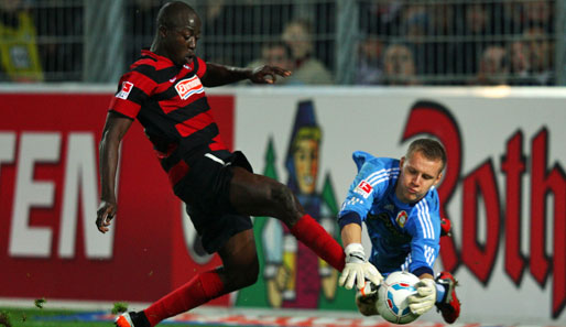 Und auch Garra Dembele (l.) ließ hochkarätige Chancen aus. Leverkusen-Keeper Bernd Leno rettete in letzter Sekunde