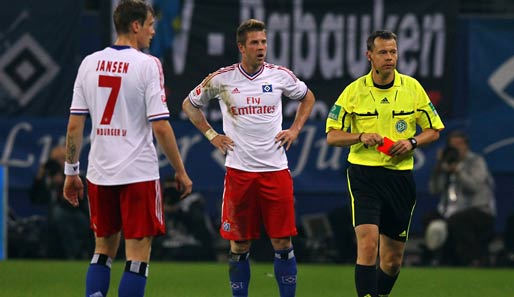 Hamburger SV - 1. FC Kaiserslautern 1:1: Nach einem Ellbogencheck gegen Christian Tiffert sah Slobodan Rajkovic (M.) die Rote Karte von Schiedsrichter Markus Schmidt