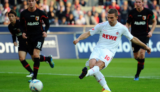 Nach seinem Tor zum 1:0 verwandelte Lukas Podolski in der 24. Minute einen Elfmeter souverän zum 2:0