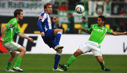 Wolfsburg - Hertha BSC 2:3: Andreas Ottl (M.) setzt sich gegen Aleksandr Hleb und Josue durch