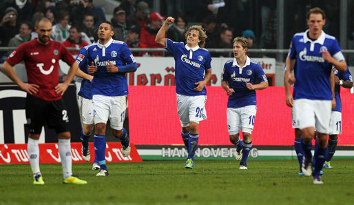 Hannover - Schalke 2:2 : Huntelaar-Ersatz Teemu Pukki nutzte seine Chance von Anfang an und brachte die Königsblauen durch seinen Treffer in Führung