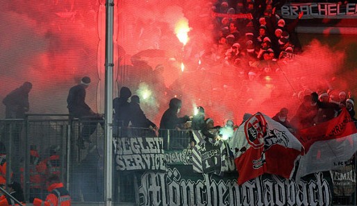 Die Gladbacher Fans hatten wohl das letzte DFL-Memo nicht bekommen... Tore gegen den Erzrivalen feiert man besonders gerne