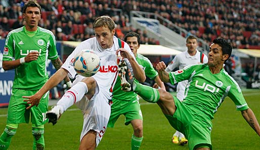 Augsburg - Wolfsburg 2:0: Wenig Klasse, viel Kampf und Krampf. Hier beackern sich Brinkmann (l.) und Josue