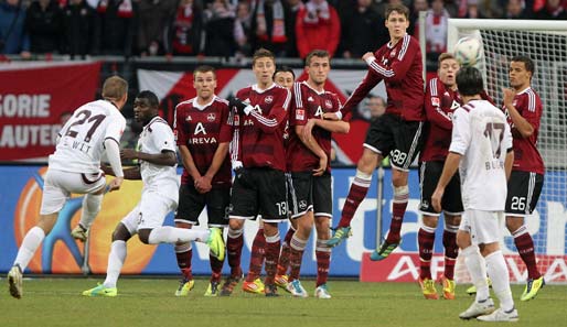 Nürnberg - Kaiserslautern 1:0: Pierre de Wit (l.) schießt - und alle Nürnberger schauen aufmerksam Richtung Ball