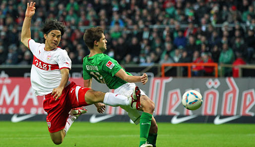 Dem VfB (hier: Okazaki, l.) war da bereits klar: an diesem Tag ist gegen Werder wenig zu holen. Auch nicht mit Kung-Fu!