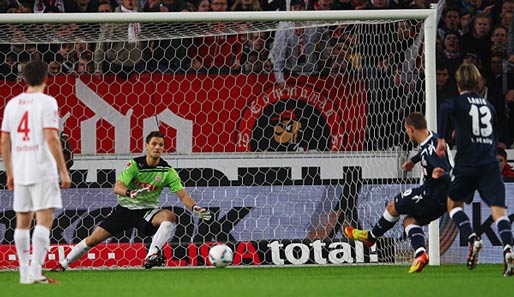 Stuttgart - Köln 2:2: Es ging gut los für die Gäste. Nach Foul an Slawo Peszko verwandelte Lukas Podolski den fälligen Elfmeter