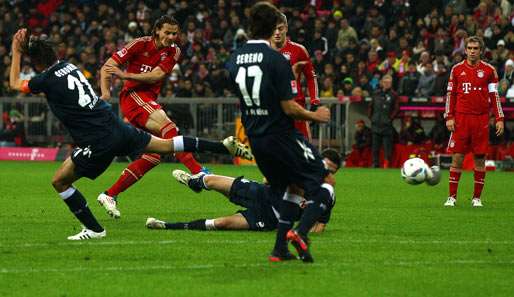 Bayern München - 1. FC Köln 3:0 : Van Buyten schaffte das Kunststück, den Ball kaputt zu schießen