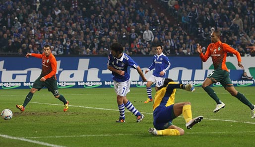 Schalke 04 - Werder Bremen 5:0: Die große Raul-Show in Gelsenkirchen. Der Spanier erzielte insgesamt drei Treffer, hier das 2:0