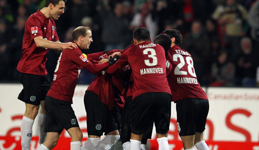 Die Hannoveraner feiern den Schützen des 3:0 - Christian Pander