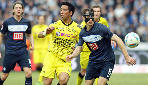 Hertha BSC - Dortmund 0:1: Da Kagawa fehlte, durfte Barrios (Mitte) beim BVB von Beginn an ran - hier gegen Maskenmann Janker