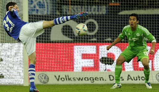 Ziemlich gelenkig! Julian Draxler war einer der auffälligsten Schalker. Hasebe erstarrt vor Ehrfurcht