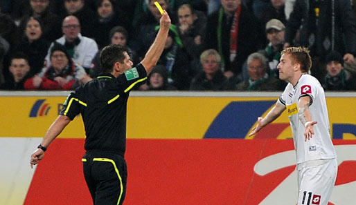 Marco Reus spielt im Mittelfeld auf dem rechten Flügel und bleibt blass. Hier holt er sich die Gelbe wegen Meckerns ab