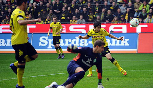 Borussia Dortmund - Werder Bremen 1:0: Die frühe Führung für den BVB erzielte Shinji Kagawa per Kopf nach einem tollen Zuspiel von Ilkay Gündogan (l.)
