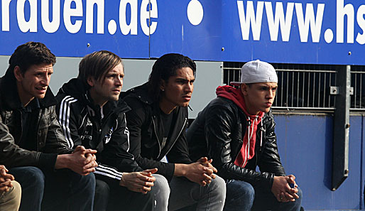 Hamburg - Freiburg 1:3: Paolo Guerrero (2.v.r.) hat seiner Mannschaft einen Bärendienst erwiesen. Nun muss er zugucken, was gegen Freiburg wohl schmerzvoll war