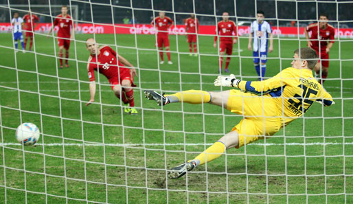 Drei Elfmeter gab es für die Bayern. Zweimal versenkte Arjen Robben, der zudem noch einen weiteren Treffer erzielte, einmal durfte Mario Gomez ran