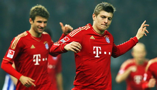 Die restlichen Treffer besorgten Thomas Müller (l.) und Toni Kroos für den Rekordmeister