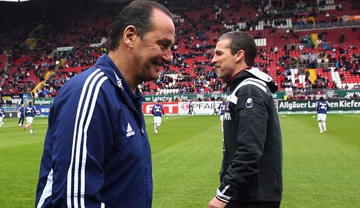 1. FC Kaiserslautern - FC Schalke 04 1:4: Vor dem Spiel waren beide Trainer noch guter Dinge. Huub Stevens (l.) und Marco Kurz grinsten in sich hinein.