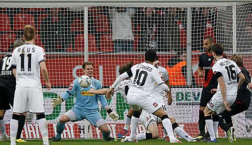Bayer Leverkusen - Borussia Mönchengladbach 1:2: Auch wenn man ihn hier kaum sehen kann: Stefan Kießling (r.) schaffte eine Viertelstunde vor Schluss den Ausgleich.