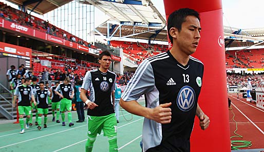 1. FC Nürnberg - VfL Wolfsburg 1:3: Makoto Hasebe (r.) und Mario Mandzukic wollten in Nürnberg ihre Auswärtsschwäche abstellen.