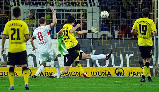 In der 33. Minute knackt Borussia Dortmund das VfB-Bollwerk. Und durch den Signal Iduna Park schallt es: Kagawa? Shinji!