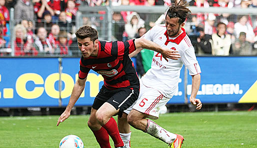 Aber der SC Freiburg gibt sich nicht geschlagen und kommt mit einer Energieleistung in Halbzeit zwei zurück ins Spiel. Hier Stefan Reisinger (l.) gegen Dominic Maroh