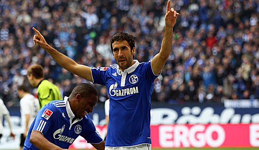 Für Schalke lief es dagegen wie von selbst. Raul erwischte einen überragenden Nachmittag und lieferte einen Doppelpack inklusive Weltklasse-Tor ab. Zum Niederknien