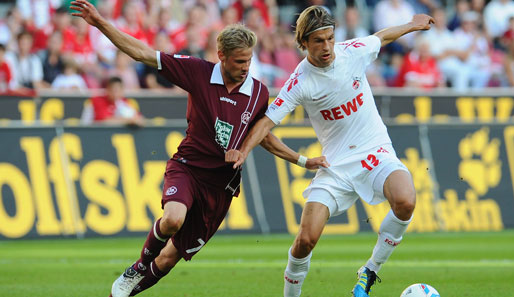 1. FC Köln - 1. FC Kaiserslautern 1:1: Oliver Kirch im Duell gegen Kölns Martin Lanig (r.). In einer umkämpften Partie trennten sich beide Mannschaften mit einem Unentschieden