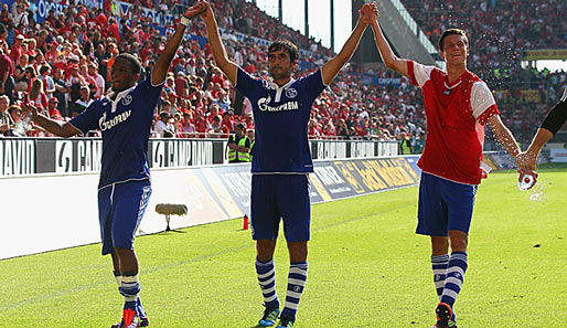 Nach dem Spiel feierten die Schalker mit ihren Fans. Raul (M.) gab vor der Partie bekannt, die Saison auf Schalke beenden zu wollen