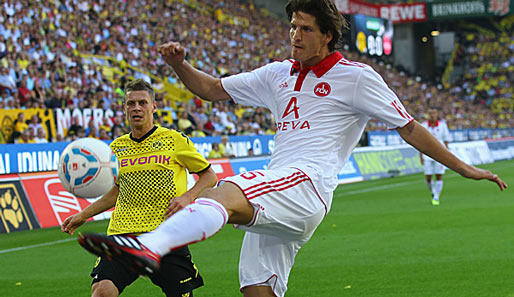 Borussia Dortmund - 1. FC Nürnberg 2:0: Timm Klose (r.) vom Club klärt einen Flankenlauf von Lukasz Piszczek