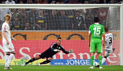 Fohlen-Kapitän Filip Daems (r.) traf per Elfmeter zum zwischenzeitlichen 2:1 für die Borussia. Vorangegangen war ein Foul von Michael Schulze an Marco Reus