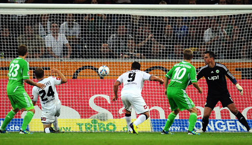 Der Moment der Vorentscheidung: Raul Bobadilla (M.) trifft per Kopf zum 3:1 für die Borussia