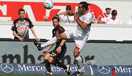 Cristian Molinaro (r.) klärt einen Leverkusener Angriff per Kopf, Gonzalo Castro schaut zu