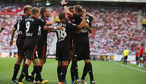 Leverkusen bejubelt die Pausenführung nach einem Treffer von Stürmer Stefan Kießling