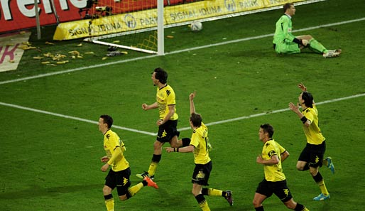Die Dortmunder feiern das Siegtor von Robert Lewandowski