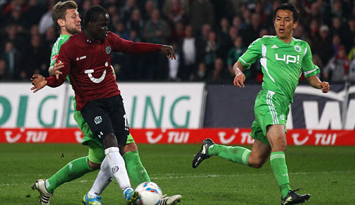 Didier Ya Konan trifft zum 2:0 für Hannover. Makoto Hasebe (r.) kann nur zuschauen