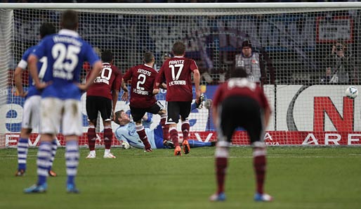 Nürnberg - Schalke 4:1: Hier versenkt Timmy Simons einen Elfmeter gegen die Knappen