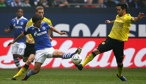 FC Schalke 04 - Borussia Dortmund 1:2: Gleich zu Beginn ging es heiß zur Sache im Revierderby. Raul und Ilkay Gündogan kämpfen um den Ball - keiner zieht zurück