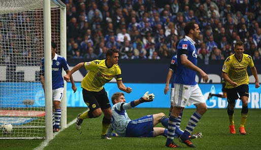 Der zur Halbzeit eingewechselte Kapitän Sebastian Kehl stochert die Kugel zum 2:1 ins Tor - damit gewinnt der BVB beim FC Schalke und macht einen Riesenschritt zur Meisterschale