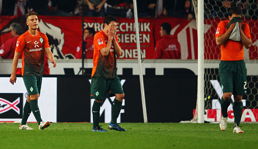 Die Bremer Spieler verlassen enttäuscht den Platz. Werder hat seit sechs Spielen nicht mehr gewonnen. Die Europa-Cup-Quali rückt in weite ferne
