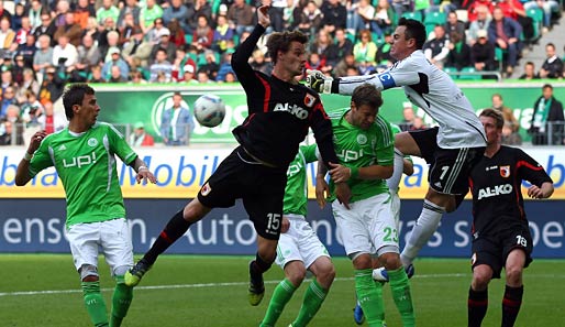 VfL Wolfsburg - FC Augsburg 1:2: RUMS! Wölfe-Keeper Diego Benaglio faustet das Leder aus der Gefahrenzone