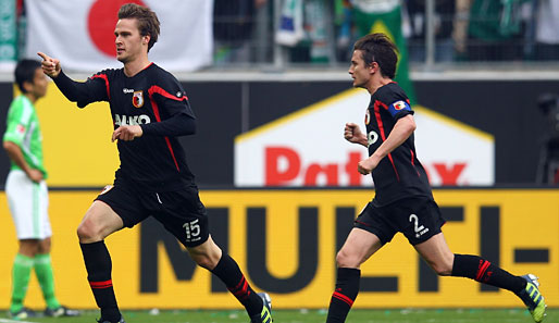 Nach dem zwischenzeitlichen 1:1-Ausgleich erzielt Sebastian Langkamp (l.) die erneute Führung für den FC Augsburg