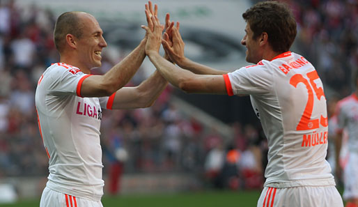 Der Torschütze zum 2:0, Thomas Müller (r.), lässt sich von Arjen Robben feiern