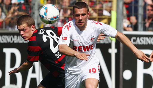 Lukas Podolski (r.) erkämpft sich gegen Matthias Ginter den Ball und erzielte das zwischenzeitliche 1:1