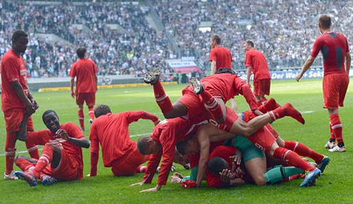 Nach dem Schlusspfiff gab es für die Augsburger kein halten mehr, da sie sicher auch nächste Saison in der Bundesliga spielen